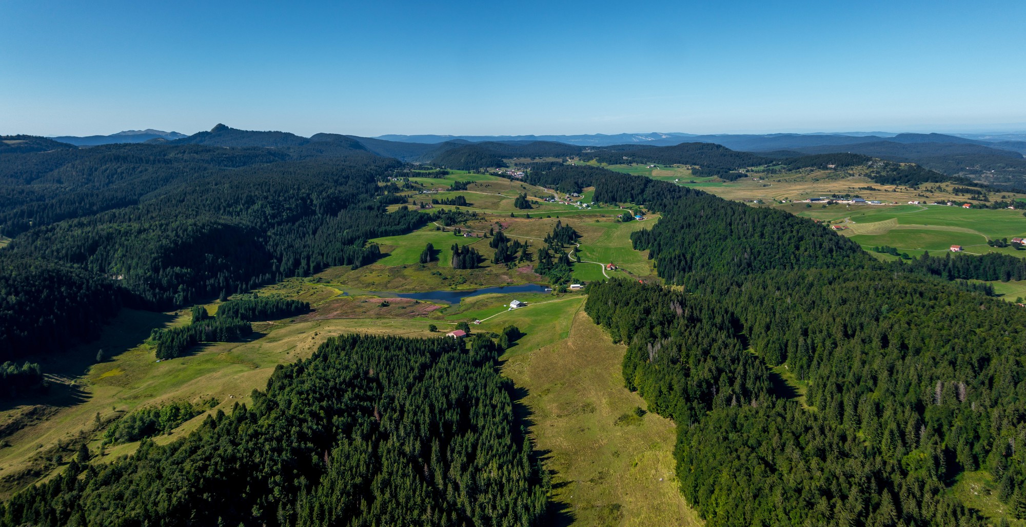 Tourbières et lac des Hautes Combes à La Pesse Jura Tourisme