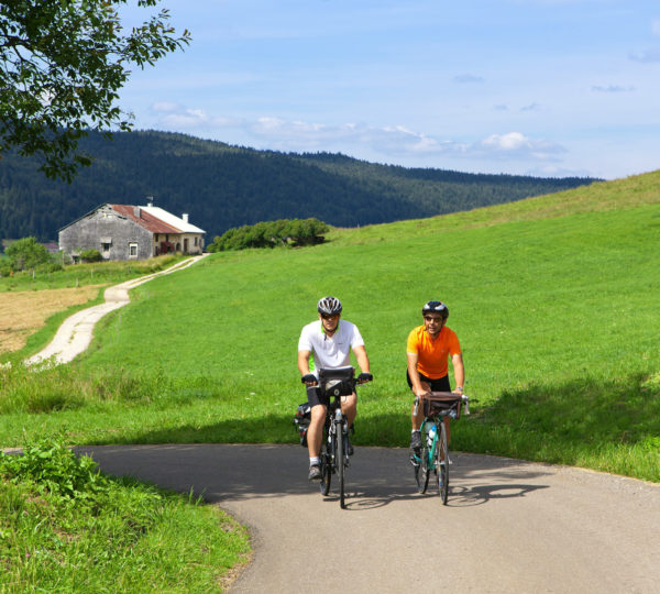 Cyclistes en itinérance dans le Haut-Jura