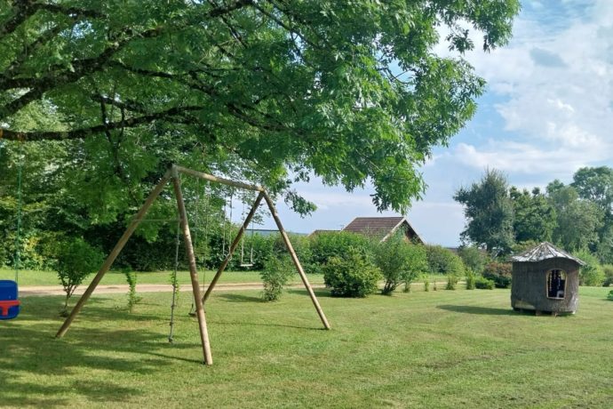 Balançoire et petite cabane