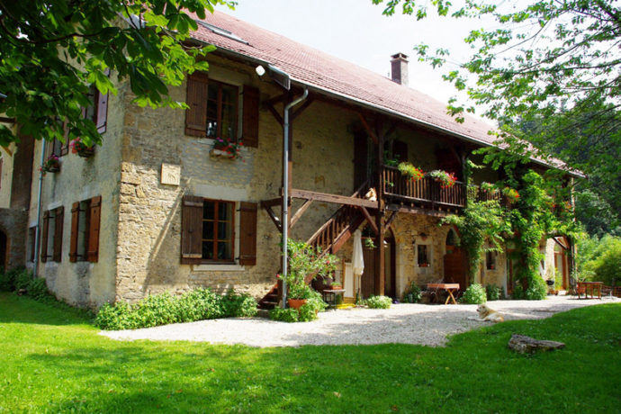 Façade avec accès aux chambres à l’étage