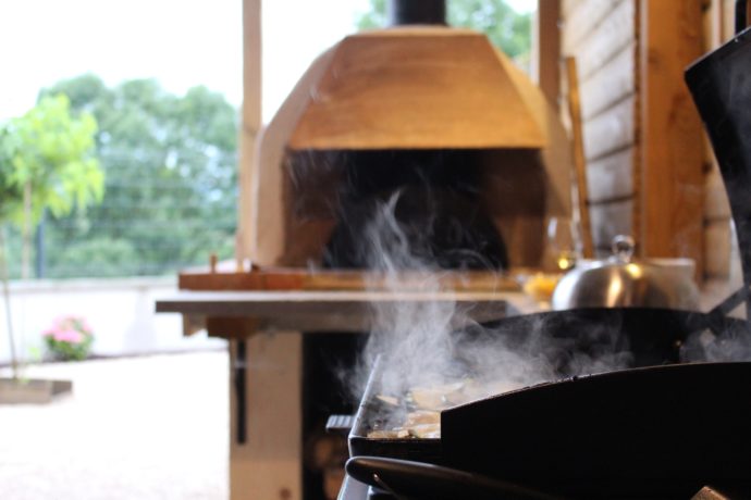 Four a pizzas plancha gite de groupe la fromagerie