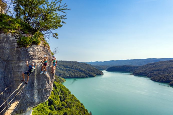 Via Ferrata au Lac de Vouglans dans le Jura avec Eskaléo