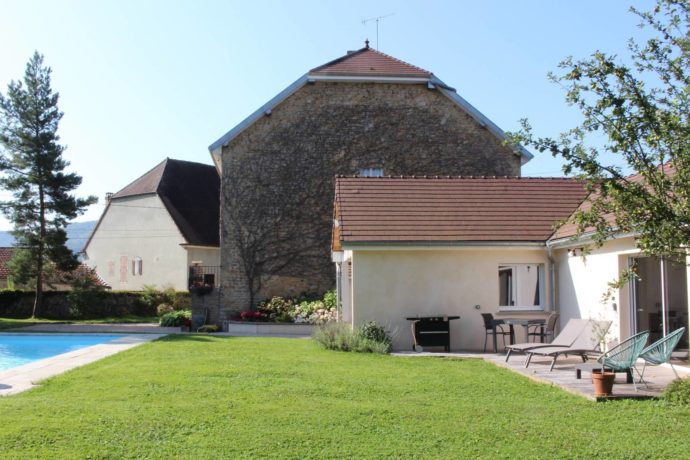 Gite le petit pommier jura 2 personnes spa piscine