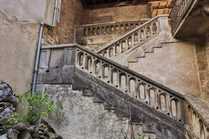 Cour d’entrée et escaliers en pierre menant à l’appartement
